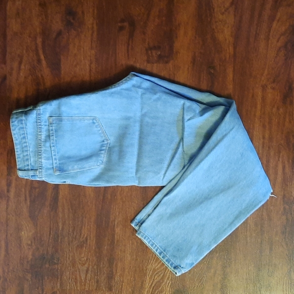 FashionNova Boyfriend Style Jeans - Picture 3 of 3